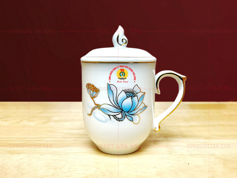 Ly sứ họa tiết hoa sen kẻ chỉ vàng in logo 