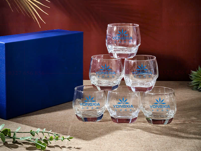 Cốc thủy tinh in logo có phải xu hướng cho doanh nghiệp 2025