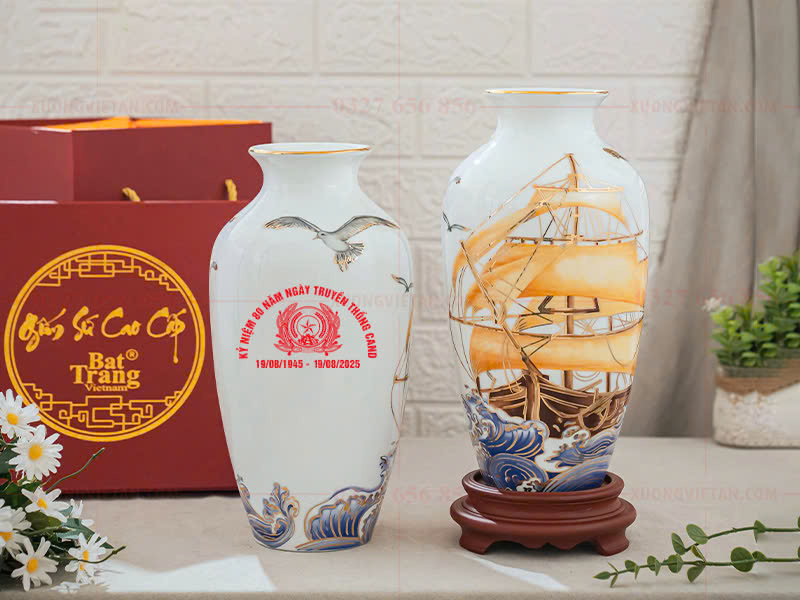 Lọ hoa in logo kỷ niệm 80 năm ngày truyền thống CAND